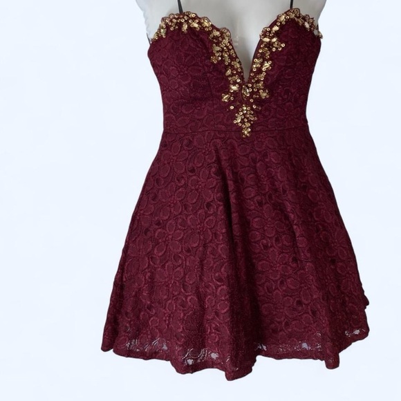 B. Smart Burgundy Strapless Lace  Dress with Gold Details 3 - Picture 3 of 6